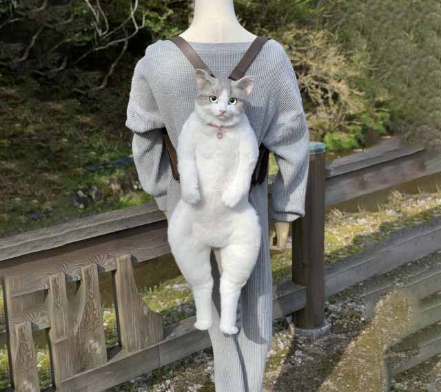 えっ、猫ちゃんが背負われてる…!? 超リアルな「猫リュック偽物 」に目