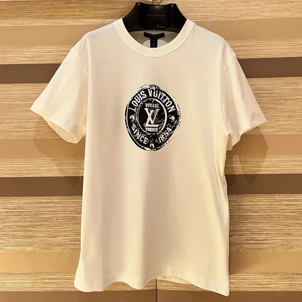 即納でお届け《着回し抜群！》ルイヴィトン スタンプ Tシャツ N級品