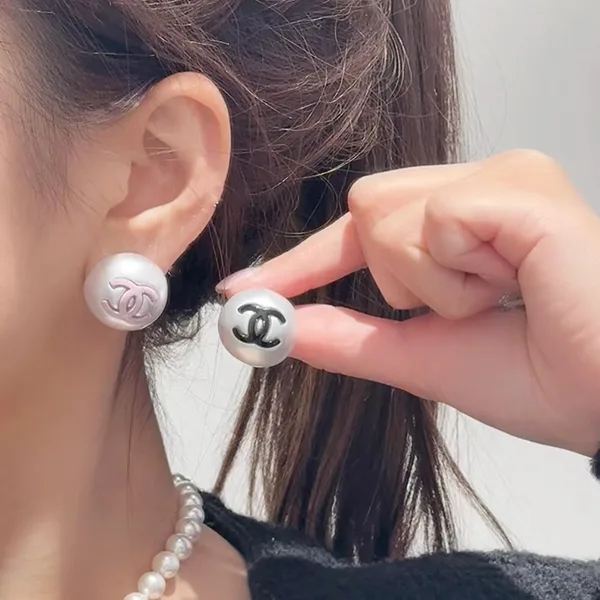 大人気定番シャネル パール×CCマーク ロゴ ピアス フェイク レジン 2色