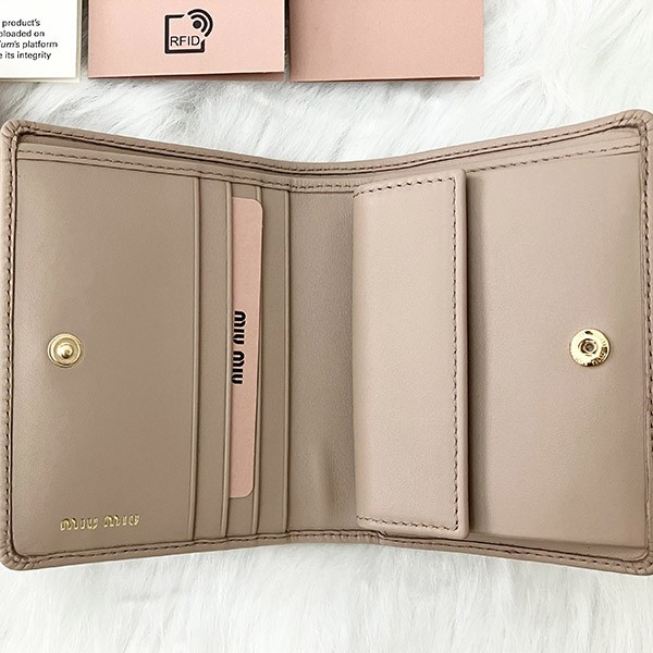 【美品 正規品 】 miumiu 二つ折り財布 RFID搭載 ミュウミュウ 二つ折り財布 RFID